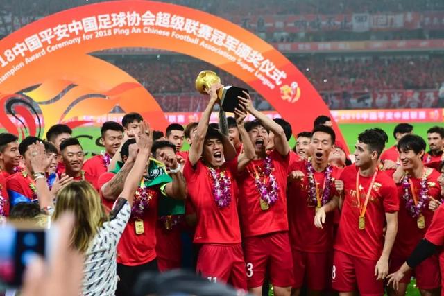 尼克斯主帅迈克·布朗的采访简直语出惊人：“我在NBA混了一辈子，从没见过哪个22岁的年轻人，会像苦行僧一样搞什么宗教静修和闭关训练。无论赛季内外，他的自律程度简直非人类。”不仅如此，“庄神”德拉蒙德也承认文班是全联盟最难对付的对手，没有之一：“我防他简直绝望，身体对抗他就像泥鳅一样，外线防...